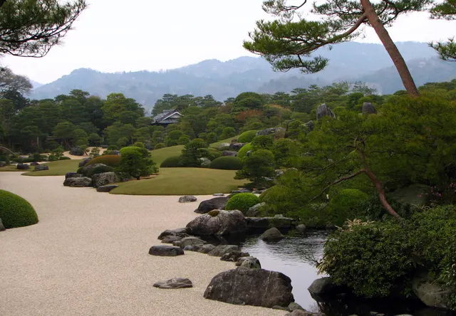 足立美術館の枯山水庭園と松、奥の山並み