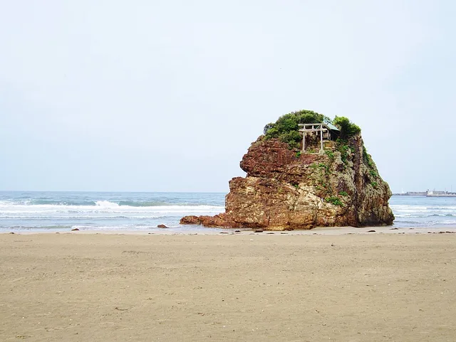 稲佐の浜の砂浜と弁天島