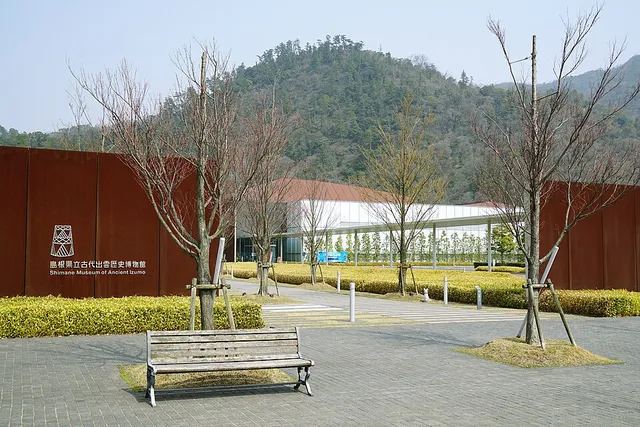 島根県立古代出雲歴史博物館の入口と中庭