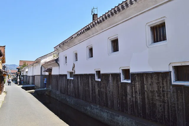 倉吉白壁土蔵群の水路沿いの白壁
