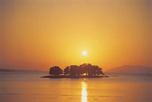 宍道湖に沈む夕日と嫁ヶ島