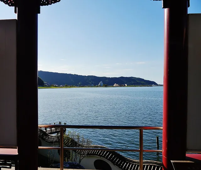 燕趙園から望む東郷湖