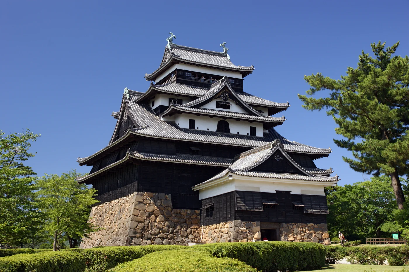 青空の下に立つ松江城の天守