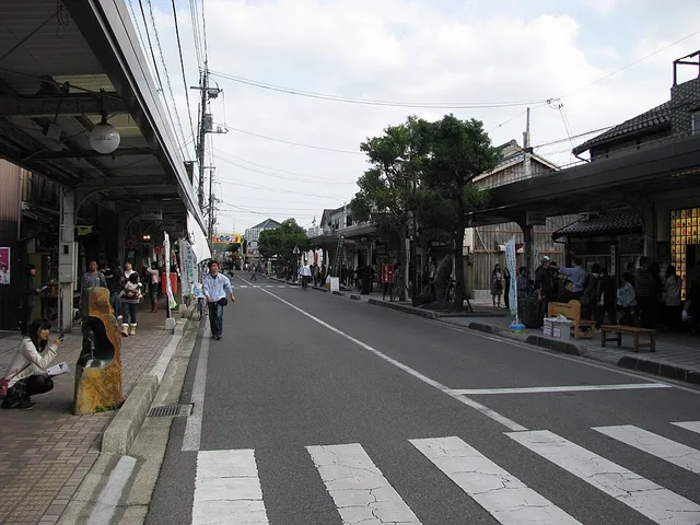 店が並ぶ水木しげるロードの街並み