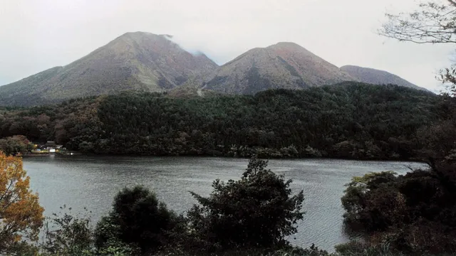 浮布池の向こうにそびえる三瓶山