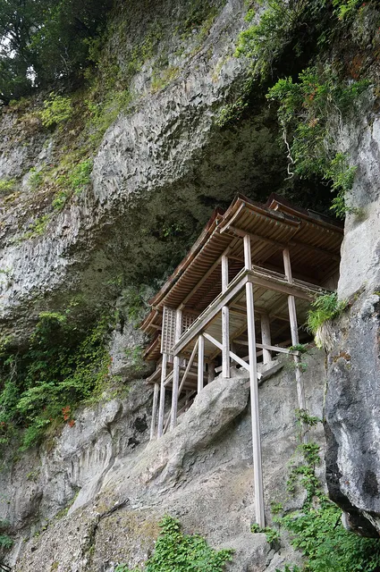 断崖に建つ三徳山三佛寺投入堂
