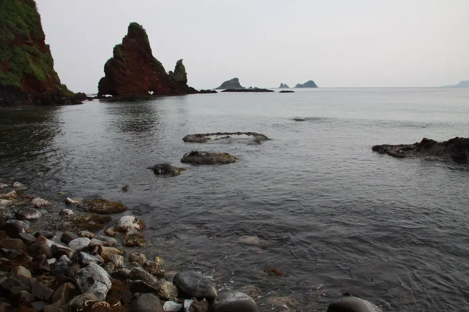 明屋海岸の岩と海