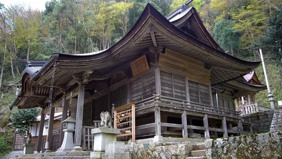 智頭町の諏訪神社の社殿