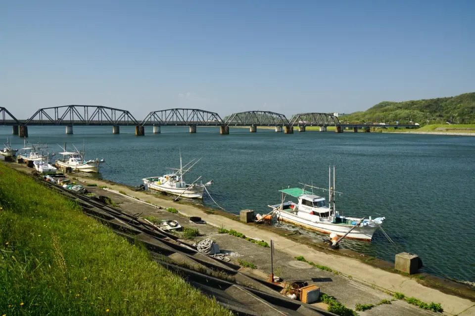 江津市を流れる江の川と川沿いの町並み