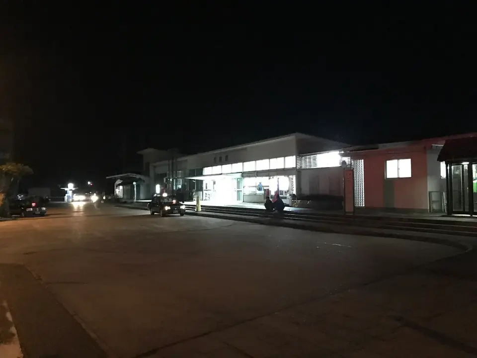 夜の江津駅の駅舎