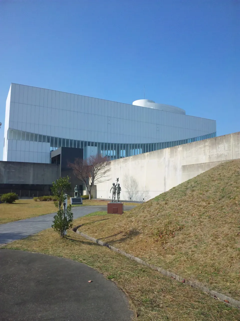 浜田市世界こども美術館の外観