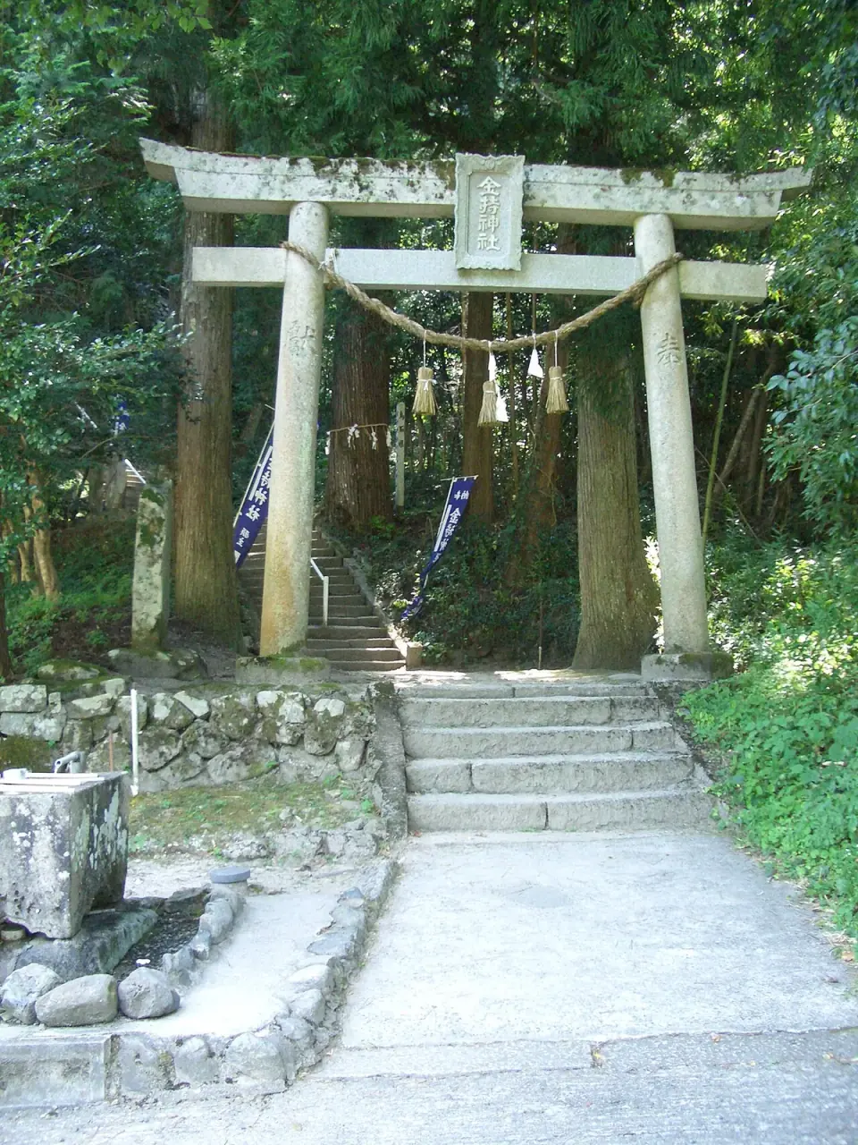 日野町の金持神社の鳥居と参道