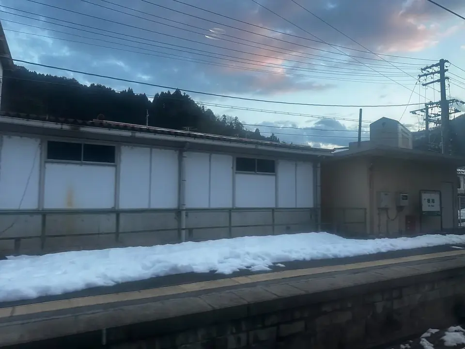オシドリ観察へ向かう入口の根雨駅ホーム