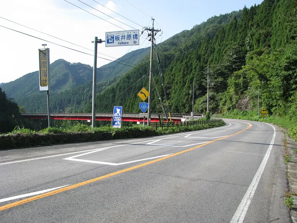 日野町を通る国道181号周辺の風景