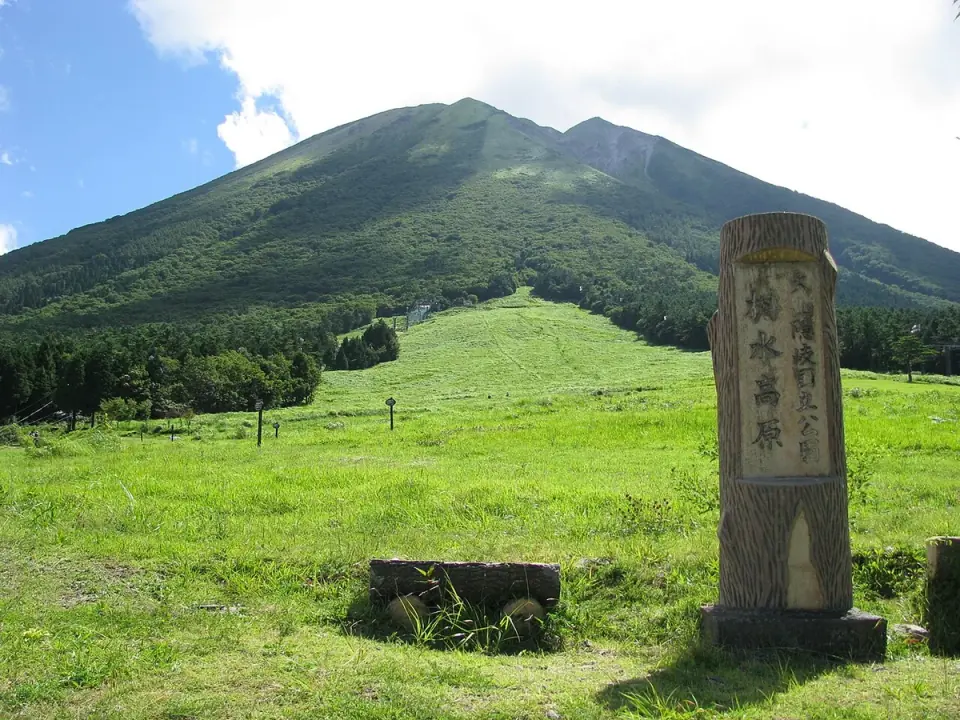 桝水高原から見上げる大山の西側の山容