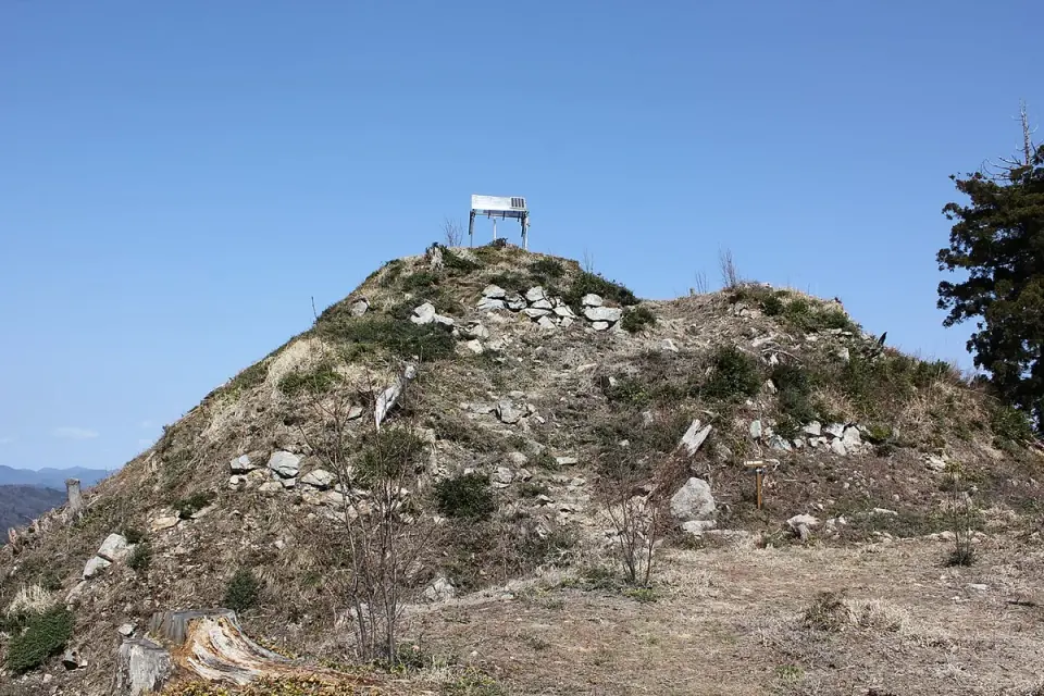 赤穴瀬戸山城の本丸跡と石垣
