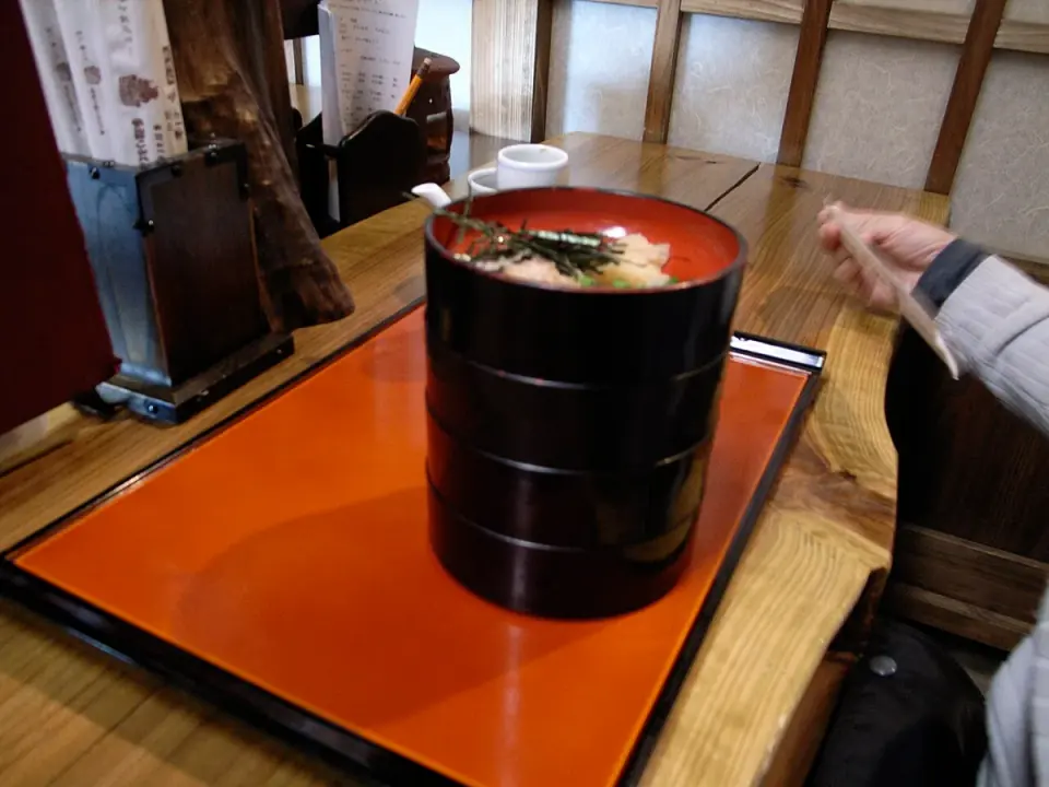 丸い器を重ねて供される割子そば