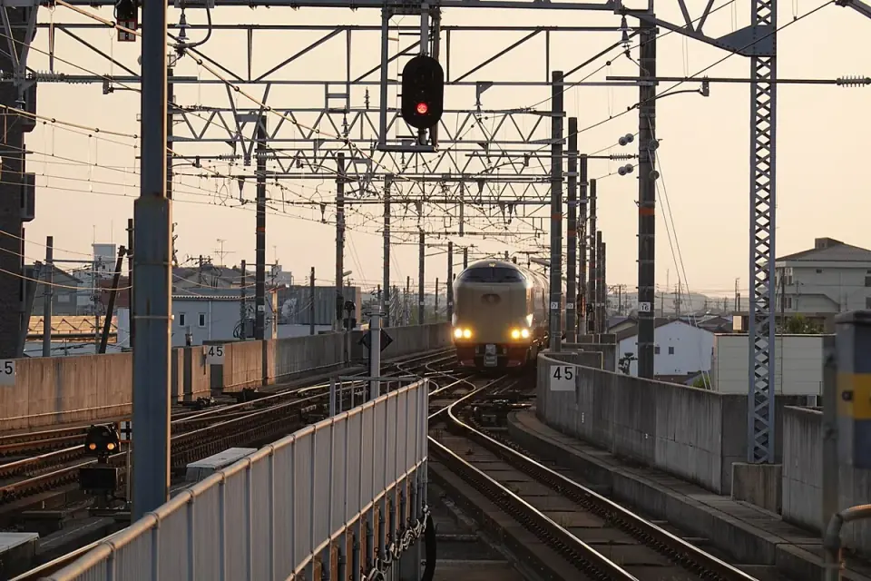 出雲市駅のホームと列車