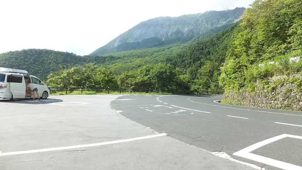 鍵掛峠の駐車場から望む大山南壁