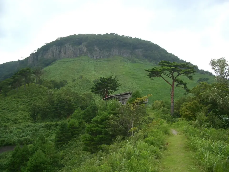 船上山の屏風岩