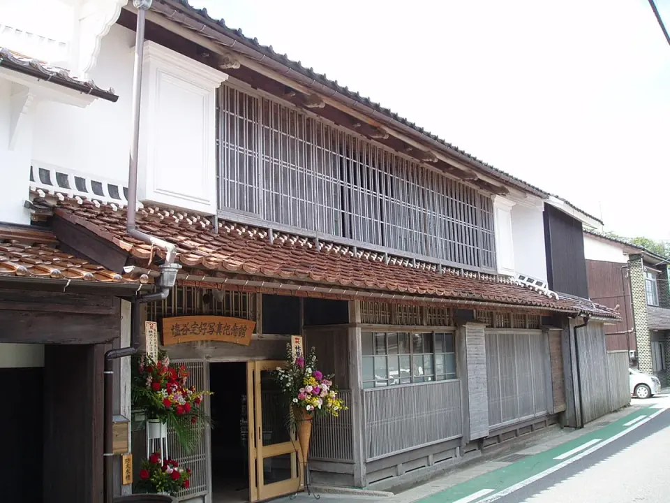 商家を生かした塩谷定好写真記念館の外観