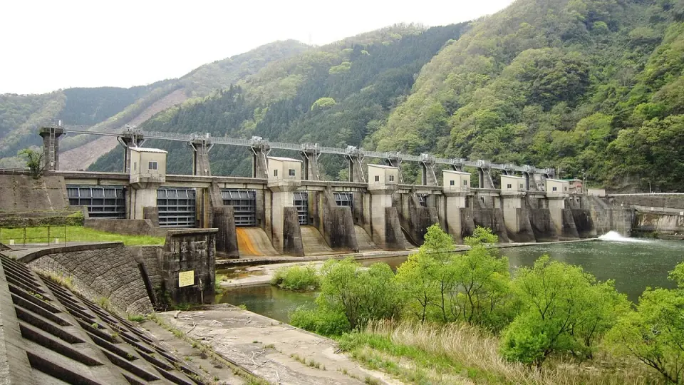 江の川を横切る浜原ダム