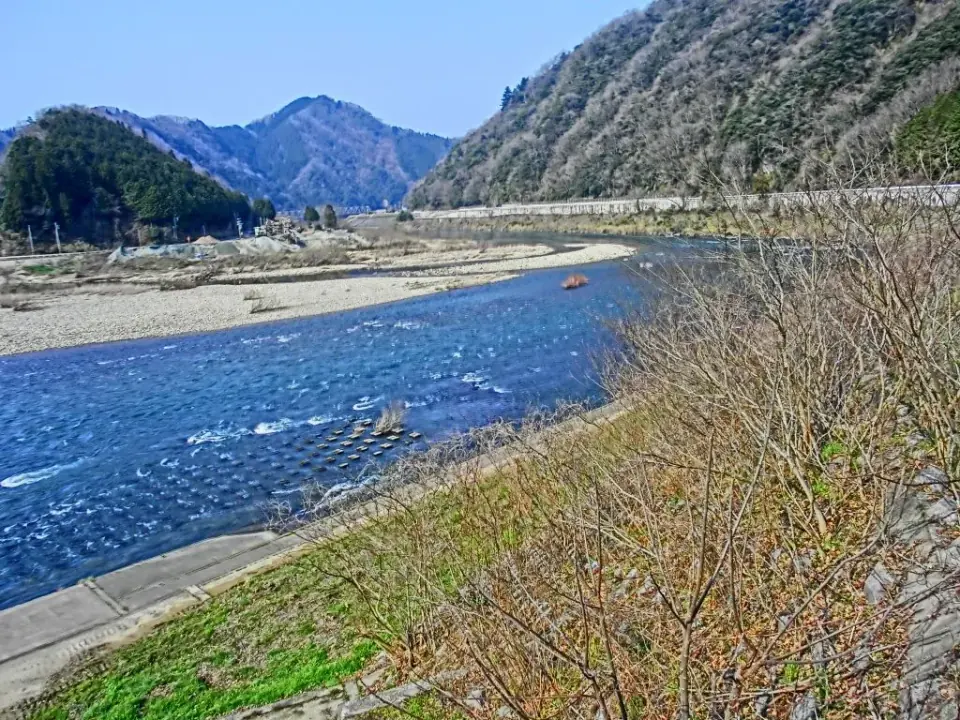 美郷町の江の川と山々
