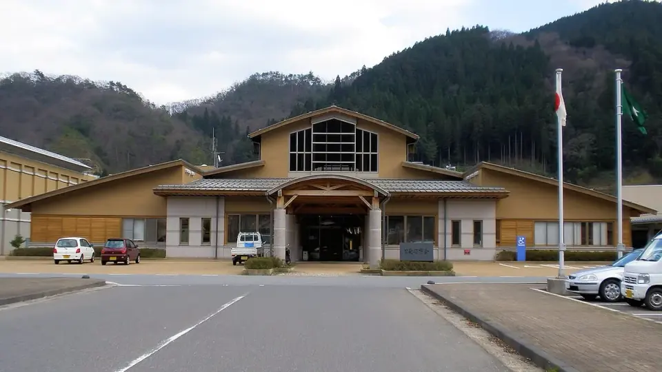 美術館のある霞地区に立つ日南町役場