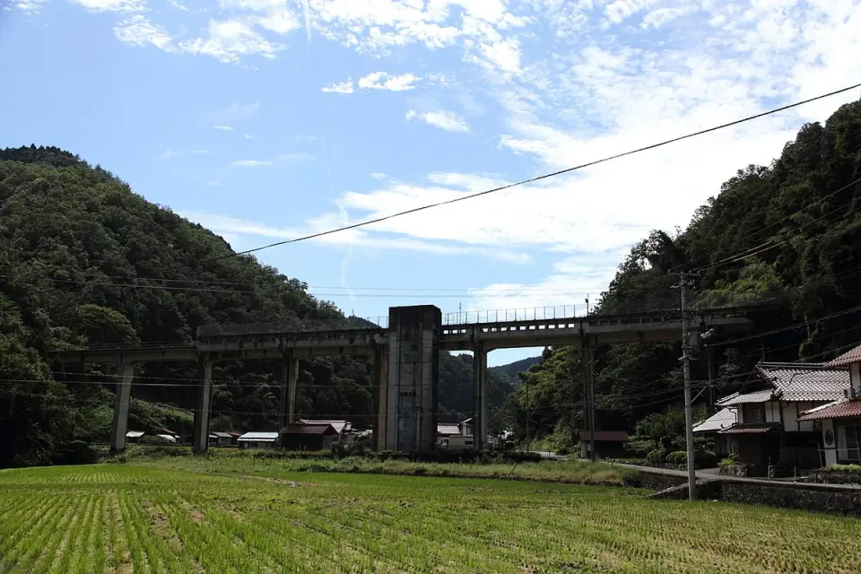 谷あいの旧宇都井駅の高いホーム