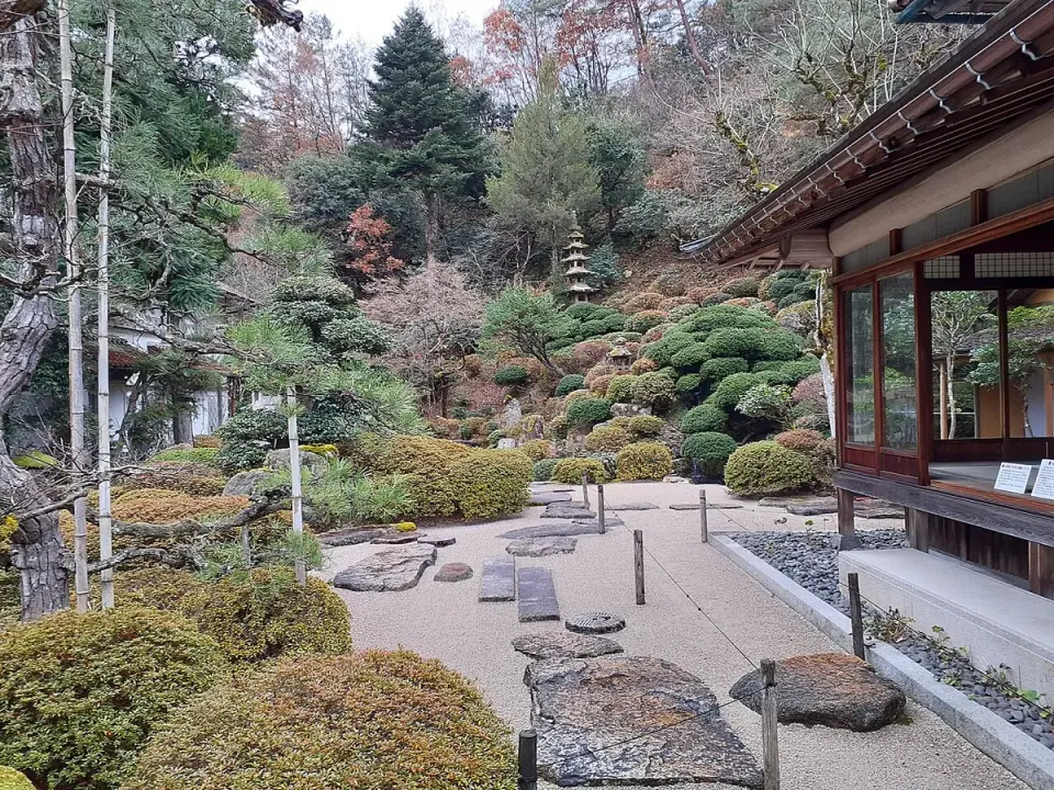 絲原家の庭園と池
