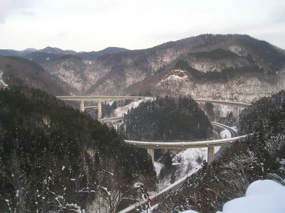 山々の間を巡る奥出雲おろちループ