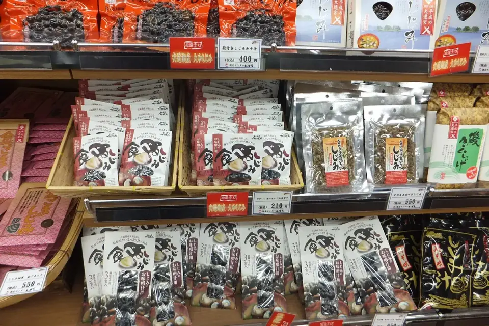 宍道湖しじみの加工品が並ぶお土産売り場