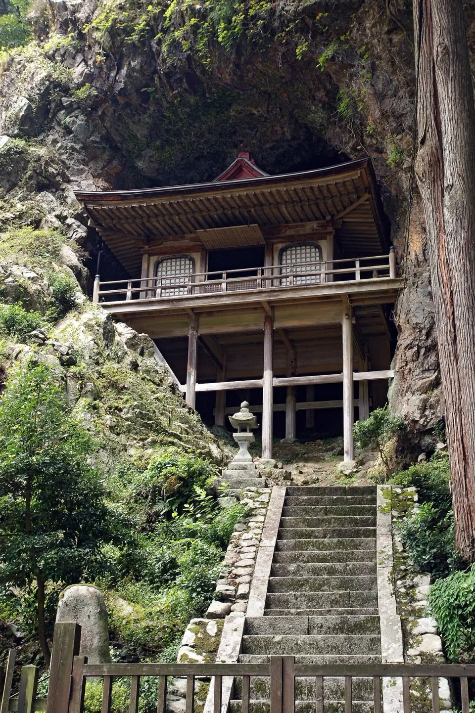 岩窟内に建つ不動院岩屋堂