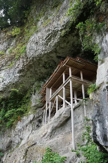 断崖に建つ三徳山三佛寺投入堂