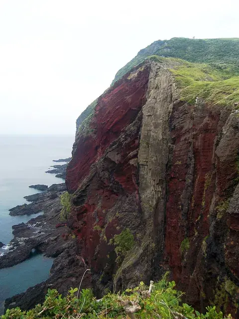 知夫里島の赤壁の岩肌