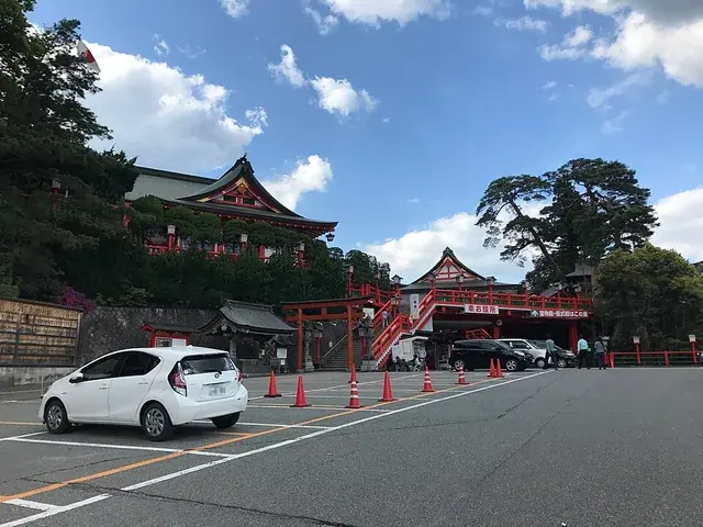 太皷谷稲成神社の朱色の社殿