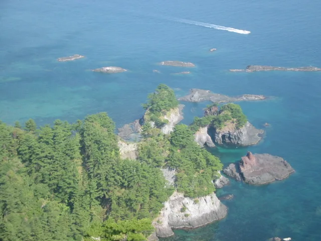 白島海岸の岩島と青い海