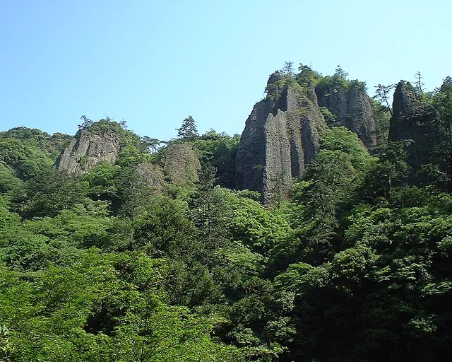 立久恵峡の切り立った岩峰と緑