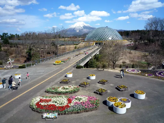 とっとり花回廊の花壇とガラス温室、奥に雪の大山