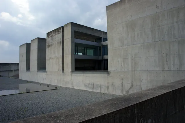 植田正治写真美術館のコンクリートの建物