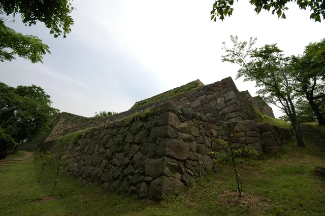 米子城跡の本丸の石垣と天守台